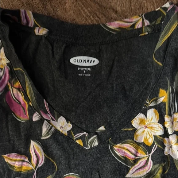 Floral V-Neck Women's Top size small - Picture 2 of 3